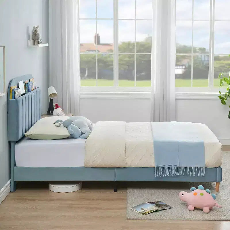 Lit plateforme enfant avec bibliothèque en velours