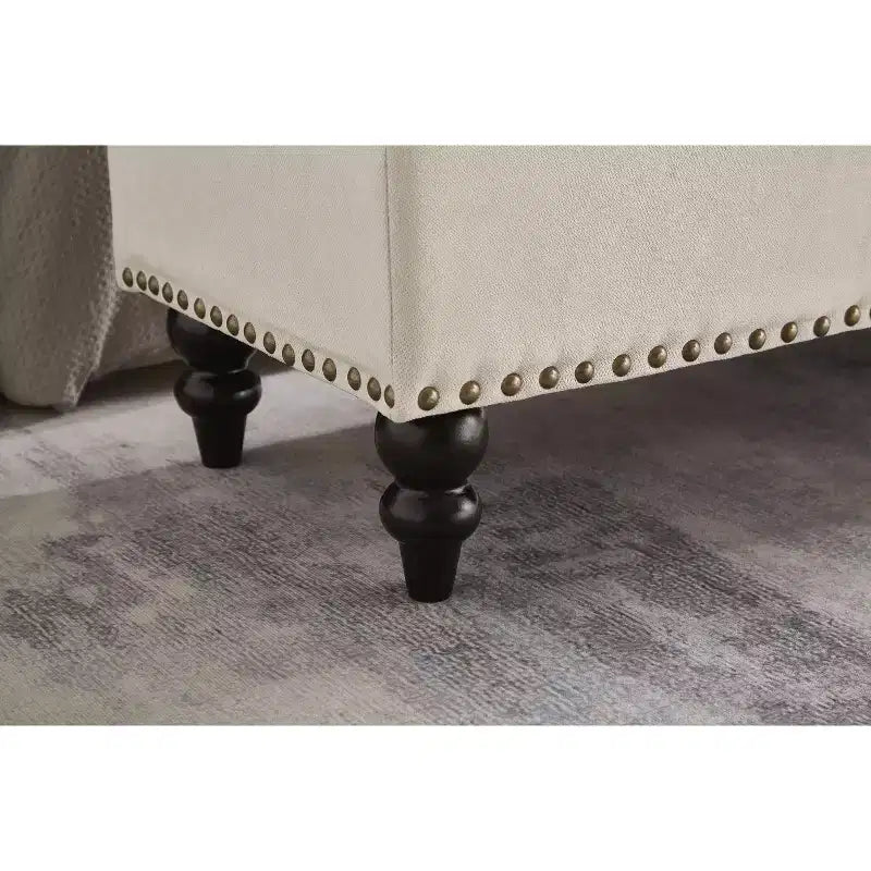 Pouffe de rangement avec surface capitonnée et embellissements cloutés