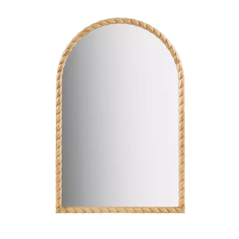 Un miroir décoratif mural arqué avec un élégant cadre en bois d'hévéa tressé.