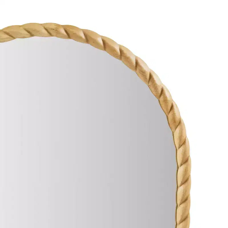 Un miroir décoratif mural arqué avec un élégant cadre en bois d'hévéa tressé.