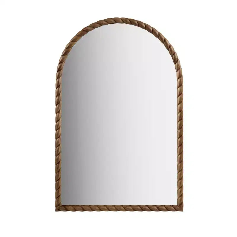 Un miroir décoratif mural arqué avec un élégant cadre en bois d'hévéa tressé.