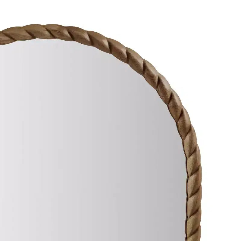Un miroir décoratif mural arqué avec un élégant cadre en bois d'hévéa tressé.
